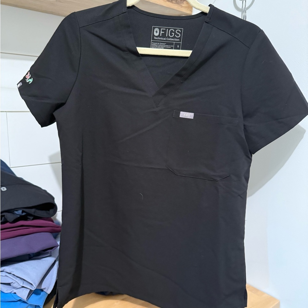 FIGS scrub top